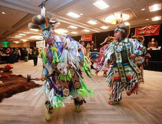 Kanada, Bundestaat Manitoba und Vertreter der Ethnie Peguis unterzeichnen Abkommen in Winnipeg January 31, 2023, WINNIPEG, MANITOBA, CANADA: The Grand Entry makes its way into a signing ceremony of the Peguis First Nation Honouring our Children, Families and Nation Act Coordination Agreement in Winnipeg, Tuesday, January 31, 2023. The governments of Canada and Manitoba joined Peguis Chief Glenn Hudson and Peguis CFS for this historic event. WINNIPEG CANADA  - ZUMAc35_ 20230131_zaf_c35_090 Copyright: xJohnxWoodsx