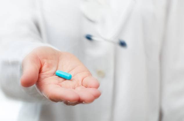 Female model in white scrub holds pill in her hand closeup view Female model in white scrub holds pill in her hand closeup view Copyright: xZoonar.com DmytroxMykhailovx 18613901 ,model released, Symbolfoto ,property released