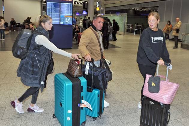 Entertainment Themen der Woche KW05 Entertainment Bilder des Tages RTL - Dschungelcamp 2023. Peter Klein , Yvonne Woelke und Charlotte Haak anläßlich der Ankunft der Kandidaten der RTL - Sendung Ich bin ein Star - holt mich hier raus vom Dschungel-Camp 2023 in Australien am 01.02.2023 auf dem Flughafen Frankfurt Main. 20230201MWI57141 *** RTL Dschungelcamp 2023 Peter Klein , Yvonne Woelke and Charlotte Haak on the occasion of the arrival of the candidates of the RTL program I am a star get me out of here from the jungle camp 2023 in Australia on 01 02 2023 at Frankfurt Main Airport 20230201MWI57141
