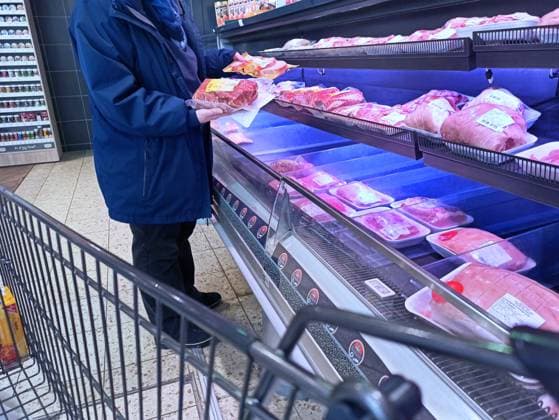 Einkauf in einem Supermarkt oder Discounter zu Zeiten von Corona und Krieg in der Ukraine. Fleisch, Schweinefleisch, Billigfleisch, Rindfleisch, Fleischindustrie, Fleischindustrie, Fleischtheke, Fleischregal, Rindfleisch, Metzgerfleisch, Schweinefleisch, Vergleich, Artikelvergleich, Preisvergleich, Einkauf in Zeiten von Corona und Krieg in der Ukraine und Inflation. *** Shopping in a supermarket or discount store in times of corona and war in Ukraine meat, pork, cheap meat, beef, meat industry, meat industry, meat counter, meat shelf, beef, butcher meat, pork, comparison, article comparison, price comparison, shopping in times of corona and war in Ukraine and inflation