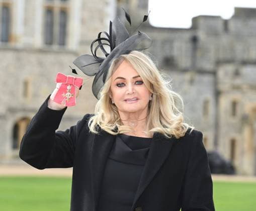 Bilder des Jahres 2023, Entertainment 02 Februar Entertainment Themen der Woche KW05 Entertainment Bilder des Tages . 01 02 2023. Windsor, United Kingdom. Bonnie Tyler with her MBE after an Investiture at Windsor Castle, United Kingdom.  xPoolx xi-Imagesx IIM-24117-0005
