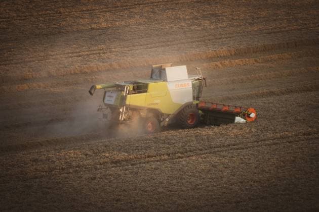IMAGO Creative, Jahreszeit Herbst auf dem Land on a field grain is harvested with a combine harvester