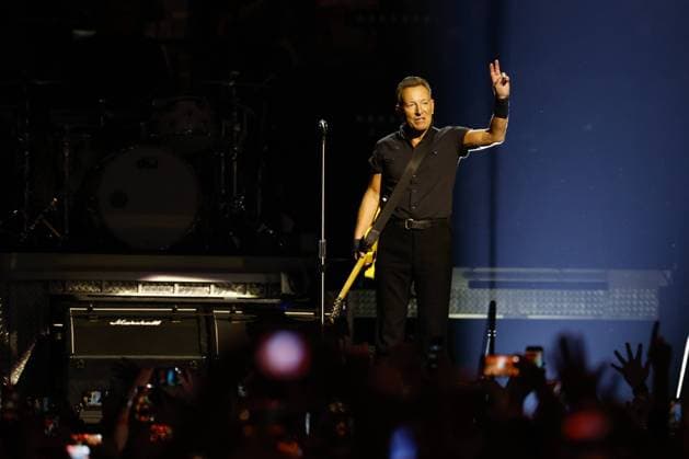 Bilder des Jahres 2023, Entertainment 02 Februar Entertainment Themen der Woche KW05 February 1, 2023, Tampa, Florida, USA: Bruce Springsteen waves to the crowd during opening night of their 2023 tour at Amalie Arena on Wednesday, Feb. 1, 2023 in Tampa. Tampa USA - ZUMAs70_ 20230201_zan_s70_093 Copyright: xLuisxSantanax