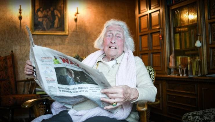 Essen. Journalistin Felicitas Kapteina ( 94 Jahre ) *** NUR FÜR REDAKTIONELLE ZWECKE *** EDITORIAL USE ONLY ***<p>Die pensionierte Journalistin Felicitas Kapteina ( 94 Jahre ), genannt Fee, sitzt am Donnerstag den 18.01.2018 in ihrem Wohnszimmer und erzählt aus ihrer Zeit als Journalistin. Sie war eine der ersten Jounalistinnen der Nachkriegstzeit und bei der WAZ als Redakteurin angestellt. ***70 jahre WAZ, Christina Wandt, stellvertretende Leiterin der Essener Lokalredaktion und Redakteurin Linda Heinrichkeit interviewten Fee in ihrer Wohnung in Essen Werden*** Deutschland NRW Essen Copyright: KerstinxKokoska *** Food Journalist Felicitas Kapteina 94 Years *** ONLY FOR EDITORIAL PURPOSE *** EDITORIAL USE ONLY *** P the retired Journalis Copyright: KerstinxKokoska doc6yhdyrgda39q99eqz2p EDITORIAL USE ONLY