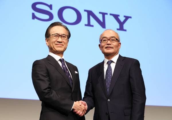 News Themen der Woche KW05 News Bilder des Tages February 2, 2023, Tokyo, Japan - Japanese electronics giant Sony president and CEO Kenichiro Yoshida (L) smiles with Executive vice president and CFO Hiroki Totoki as Totoki is appointed to the new president and COO, effected from April 1 at the Sony headquarters in Tokyo on Thursday, February 2, 2023. Yoshida will become chairman and CEO of the company.  , aflo_209691919.jpg,