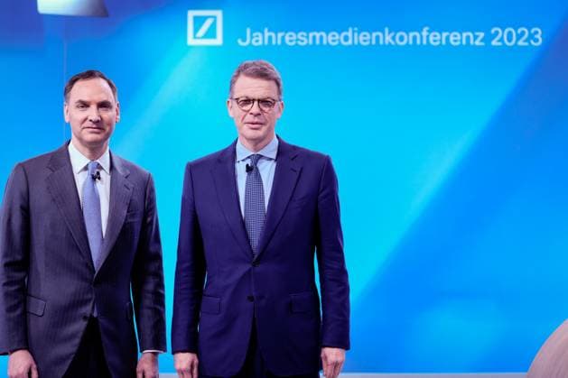 News Themen der Woche KW05 News Bilder des Tages Jahresmedienkonferenz Deutsche Bank in Frankfurt Aktuell, 02.02.2023, Frankfurt, Christian Sewing Vorstandsvorsitzender gemeinsam mit James von Moltke Stellvertretender Vorstandsvorsitzender und Finanzvorstand der Deutsche Bank AG Jahresmedienkonferenz Deutsche Bank AG in Frankfurt Frankfurt *** Annual Media Conference Deutsche Bank in Frankfurt Current, 02 02 2023, Frankfurt, Christian Sewing Chairman of the Board of Managing Directors together with James von Moltke Deputy Chairman of the Board of Managing Directors and Chief Financial Officer of Deutsche Bank AG Annual Media Conference Deutsche Bank AG in Frankfurt Frankfurt