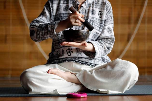 Tibetan bowl, Buddhist woman practising a singing bowl for sound therapy in atmosphere for healing, meditation, yoga and relaxation, Quang Ninh, Vietnam, Indochina, Southeast Asia, Asia Copyright: Godong 809-8595