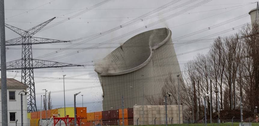 Bilder des Jahres 2023, News 02 Februar News Themen der Woche KW05 News Bilder des Tages Abriss eines Kühlturms am AKW Biblis 02.02.2023 Biblis Abriss eines Kühlturms am AKW Biblis *** Demolition of a cooling tower at the Biblis nuclear power plant 02 02 2023 Biblis Demolition of a cooling tower at the Biblis nuclear power plant TG2023-0098