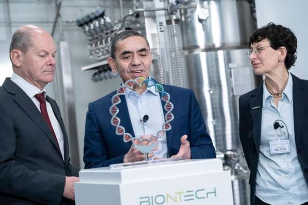 Bundeskanzler besucht BioNTech anlässlich der baulichen Fertigstellung der Plasmid-Produktion in Marburg - Bundeskanzler Olaf Scholz mit Ugur Sahin, Gründer und Vorstandsvorsitzender Biontech SE während seines Besuchs am Biontec-Standort in Marburg;Bundeskanzler besucht BioNTech anlässlich der baulichen Fertigstellung der Plasmid-Produktion in Marburg - Bundeskanzler Olaf Scholz mit Ugur Sahin, Gründer und Vorstandsvorsitzender Biontech SE während seines Besuchs am Biontec-Standort in Marburg, Marburg Hessen Deutschland Biontec *** German Chancellor visits BioNTech on the occasion of the construction completion of the plasmid production in Marburg German Chancellor Olaf Scholz with Ugur Sahin, founder and CEO Biontech SE during his vi