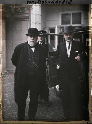RECORD DATE NOT STATED SCHEVENINGE, The HAYE, Netherlands MM. ChÃ ron and Louveur leaving an interview with Mr. Jaspar, in the courtyard of the White Brug hotel , 1929 - Netherlands - StÃ phane Passet - (August 17-31) (French - ï»¿Scheveningue , La Haye , Pays-Bas MM. ChÃ ron et Loucheur sortant d un entretien avec M. Jaspar , dans la cour de l hÃ tel White Brug). Political figure, portrait, diplomacy, peace, repairs, man, Personality, human beings, international relations, First World War, Holland, The Hague, MM. PÃ ron and outgoing wolf from M. Jaspar at the White Brug hotel Copyright: xpiemagsx AKahnlpie020223-17658 !ACHTUNG AUFNAHMEDATUM GESCHÄTZT!