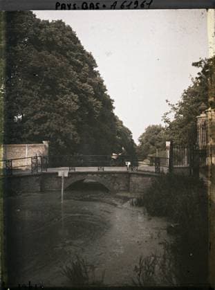 RECORD DATE NOT STATED The Hague, the Netherlands , 1929 - Netherlands - StÃ phane Passet - (August 17-31) (French - ï»¿La Haye , Pays-Bas). Cycling transport, civil engineering, watercourse, hydrography, park , garden, bridge, Transport, housing , architecture, nature , environment, Holland, The Hague, entrance to the Royal Park Copyright: xpiemagsx AKahnlpie020223-17759 !ACHTUNG AUFNAHMEDATUM GESCHÄTZT!