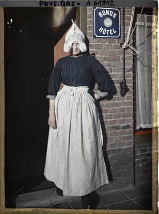 RECORD DATE NOT STATED Steendam, Netherlands Young girl in traditional costume at the entrance of a hotel , 1929 - Netherlands - StÃ phane Passet - (August 17-31) (French - ï»¿Volendam , Pays-Bas Jeune fille en costume traditionnel Ã l entrÃ e d un hÃ tel). Woman, costume, portrait, work clothing, hairstyle , headgear, catering , hotel industry, Human beings, clothing, economic activity, Holland, steaper, type of steak girl Copyright: xpiemagsx AKahnlpie020223-17799 !ACHTUNG AUFNAHMEDATUM GESCHÄTZT!