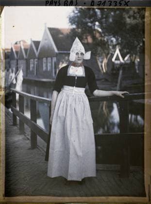 RECORD DATE NOT STATED Steendam, Netherlands (= holendam?) Young girl on the verge of a channel , 1929 - Netherlands - StÃ phane Passet - (August 17-31) (French - ï»¿Volendam , Pays-Bas ( = Holendam ? ) Jeune fille au bord d un canal). Woman, costume, child, embroidery, portrait, hairstyle , headgear, Human beings, clothing Copyright: xpiemagsx AKahnlpie020223-17842 !ACHTUNG AUFNAHMEDATUM GESCHÄTZT!