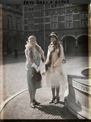 RECORD DATE NOT STATED The Hague, Netherlands Madame de Gubernatis with a friend in the courtyard of the binnenhof , 1929 - Netherlands - StÃ phane Passet - (August 17-31) (French - ï»¿La Haye , Pays-Bas Madame de Gubernatis en compagnie d une amie dans la cour du Binnenhof). Woman, public civil architecture, portrait, diplomacy, peace, repairs, court, palace , castle, Human beings, Habitat , Architecture, International Relations, First World War, Hollande, The Hague, Mme de Gubernatis and a friend Copyright: xpiemagsx AKahnlpie020223-17748 !ACHTUNG AUFNAHMEDATUM GESCHÄTZT!