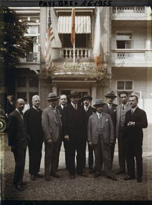 RECORD DATE NOT STATED Schevengue, The Hague, the Netherlands the Polish delegation at the Peace Conference, in front of the Witte Brug hotel , 1929 - Netherlands - StÃ phane Passet - (August 17-31) (French - ï»¿Scheveningue , La Haye , Pays-Bas La dÃ lÃ gation polonaise Ã la ConfÃ rence de la Paix , devant l hÃ tel Witte Brug). Group portrait, diplomacy, peace, repairs, man, Human beings, international relations, First World War, Holland, The Hague, Polish delegation Copyright: xpiemagsx AKahnlpie020223-17754 !ACHTUNG AUFNAHMEDATUM GESCHÄTZT!