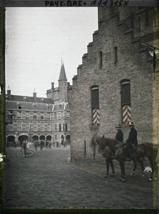 RECORD DATE NOT STATED The Hague, the Netherlands Entrance to the Binnenhof Court , 1929 - Netherlands - StÃ phane Passet - (August 17-31) (French - ï»¿La Haye , Pays-Bas EntrÃ e de la cour du Binnenhof). Parliament, public civil architecture, police , gendarme, diplomacy, administration, peace, repairs, Middle Ages, court, palace , castle, man, Habitat , architecture, international relations, society, First World War, art, human beings Copyright: xpiemagsx AKahnlpie020223-17822 !ACHTUNG AUFNAHMEDATUM GESCHÄTZT!