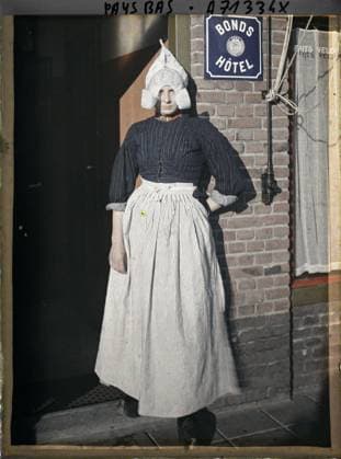 RECORD DATE NOT STATED Steendam, Netherlands (= holendam?) Young girl in front of the hotel leap , 1929 - Netherlands - StÃ phane Passet - (August 17-31) (French - ï»¿Volendam , Pays-Bas ( = Holendam ? ) Jeune fille devant le Bonds HÃ tel). Woman, costume, portrait, work clothing, hairstyle , headgear, catering , hotel industry, Human beings, clothing, economic activity Copyright: xpiemagsx AKahnlpie020223-17837 !ACHTUNG AUFNAHMEDATUM GESCHÄTZT!