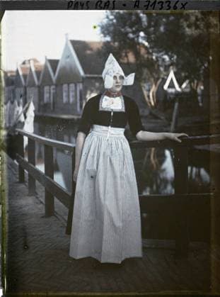 RECORD DATE NOT STATED Steendam, Netherlands (= holendam?) Young girl on the verge of a channel , 1929 - Netherlands - StÃ phane Passet - (August 17-31) (French - ï»¿Volendam , Pays-Bas ( = Holendam ? ) Jeune fille au bord d un canal). Woman, costume, child, embroidery, portrait, hairstyle , headgear, Human beings, clothing Copyright: xpiemagsx AKahnlpie020223-17841 !ACHTUNG AUFNAHMEDATUM GESCHÄTZT!