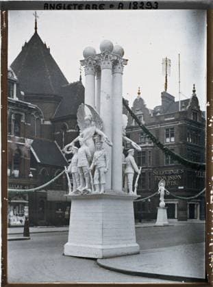 RECORD DATE NOT STATED London, England one of the plaster carved groups, erected by Selfridge stores , 1919 - England - Fernand Cuville - (July 18-23) (French - ï»¿Londres , Angleterre Un des groupes sculptÃ s en plÃ¢tre , Ã rigÃ s par les magasins Selfridge). Statue, shop , store, sculpture, column, commemoration, street , neighborhood, Economic activity, art, First World War, Habitat , Architecture, England, London, plaster groups, raised by the Selfridge house Copyright: xpiemagsx AKahnlpie020223-3244 !ACHTUNG AUFNAHMEDATUM GESCHÄTZT!