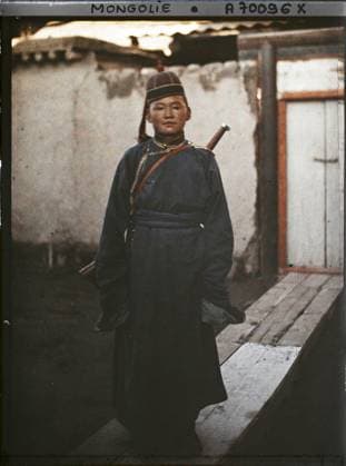 RECORD DATE NOT STATED Ourga, Mongolia a Mongolian soldier , 1913 - Mongolia - StÃ phane Passet - (July 6-25) (French - ï»¿Ourga , Mongolie Un soldat mongol). Costume, portrait, weapon, hairstyle , headgear, man, army, Clothing, human beings, society Copyright: xpiemagsx AKahnlpie020223-1687 !ACHTUNG AUFNAHMEDATUM GESCHÄTZT!