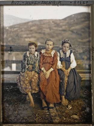 RECORD DATE NOT STATED Jajce, Bosnia and Herzegovina Three little girls on the terrace next to Kastel La Fortress , 1912 - Balkans, Italy - Jean Brunhes and Auguste LÃ on - (October 13 - 27) (French - ï»¿Jajce , Bosnie-HerzÃ govine Trois petites filles sur la terrasse Ã cÃ tÃ de Kastel la forteresse ). Costume, child, group portrait, Clothing, human beings, Bosnia, Jajce, three little girls on the terrace next to Kastel Copyright: xpiemagsx AKahnlpie020223-6304 !ACHTUNG AUFNAHMEDATUM GESCHÄTZT!