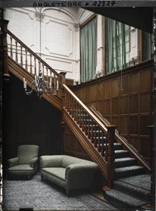 RECORD DATE NOT STATED Carbis Bay, Cornwall, England part of the Salon of the Villa of Albert Kahn , 1913 - England - Auguste LÃ on - (August 28 - September 3) (French - ï»¿Carbis Bay , Cornouailles , Angleterre Une partie du salon de la villa d Albert Kahn). Staircase, interior view, carpet , hanging, furniture, lamp, sofa, Habitat , Architecture, 1550 England, Carbis-Bay, interior of the villa Copyright: xpiemagsx AKahnlpie020223-3285 !ACHTUNG AUFNAHMEDATUM GESCHÄTZT!