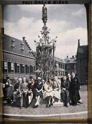 RECORD DATE NOT STATED The Hague, the Netherlands Group of journalists sitting on the Margelle of the wrought iron fountain, erected by Cuyper, bearing the statue of Count Guillaume II by Jünger , 1929 - Netherlands - StÃ phane Passet - (August 17-31) (French - ï»¿La Haye , Pays-Bas Groupe de journalistes assis sur la margelle de la fontaine en fer forgÃ , Ã rigÃ e par Cuyper , portant la statue du comte Guillaume II par Jünger). Sculpture, public civil architecture, group portrait, diplomacy, press, journalism, peace, repairs, fountain, ironwork, courtyard, palace , castle, Art, Housing , Architecture, Human Starries, International Relations, Registration , Information, First World War, Hollande, The Hague, Binnenhof. Fountain in wrought iron by Cuypers and g Copyright: xpiemagsx AKahnlpie020223-17652 !ACHTUNG AUFNAHMEDATUM GESCHÄTZT!