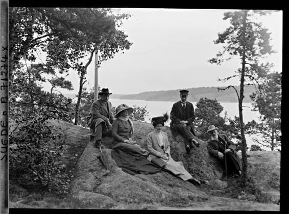 RECORD DATE NOT STATED Saltsjöbaden, Sweden Johan-Henrik Palme accompanied by family members , 1910 - Voyage of Albert Kahn and Auguste LÃ on in Scandinavia - (August 9 - September 14) (French - ï»¿Saltsjöbaden , Suede Johan-Henrik Palme accompagnÃ de membres de sa famille). Landscape, woman, group portrait, man, Nature , Environment, human beings, To check on the plate Copyright: xpiemagsx AKahnlpie020223-5285 !ACHTUNG AUFNAHMEDATUM GESCHÄTZT!