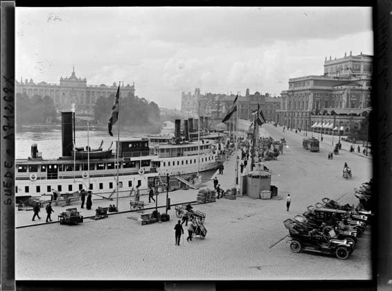 RECORD DATE NOT STATED Stockholm, Sweden Steam boats moored at the port of Blasieholmen, seen from the floor of a building , 1910 - Voyage of Albert Kahn and Auguste LÃ on in Scandinavia - (August 9 - September 14) (French - ï»¿Stockholm , Suede Bateaux Ã vapeur amarrÃ s au port de Blasieholmen , vus depuis l Ã tage d un immeuble). Animal transport, woman, car transport, mast, civil engineering, boat, home, street scene, tram, sea transport, western influence, pier, agglomeration panorama, rail transport, flag, bridge, man, Transport, human beings, housing , architecture, daily life, society, Stockholm. The quays. Sweden, Stockholm, the quays Copyright: xpiemagsx AKahnlpie020223-5280 !ACHTUNG AUFNAHMEDATUM GESCHÄTZT!