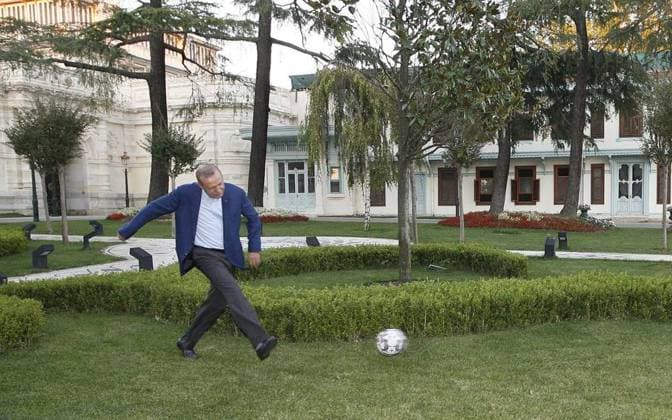 <p>Der türkische Präsident Recep Tayyip Erdogan, links, spielt am Samstag, 22.09.2018 während eines Interviews mit FUNKE Sportchef Pit Gottschalk vor dem Amtssitz des Präsidenten in Istanbul, Türkei einen Ball. Die Türkei bewirbt sich für die Fußball-Europameisterschaft 2024. Türkei Istanbul Copyright: OliverxMulthaup