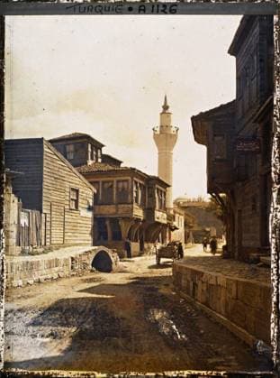 RECORD DATE NOT STATED Constantinople (current Istanbul), Turkey wooden houses and cart in a street in Eyüp and at the bottom, a minaret , 1912 - Turkey - StÃ phane Passet - (September) (French - ï»¿Constantinople ( actuelle Istanbul ) , Turquie Maisons de bois et carriole dans une rue d Eyüp et au fond , un minaret). Islam, minaret, cart, home, street , neighborhood, mosque, religious architecture, Religion , Habitat , Architecture, Turkey, Constantinople, a street in Eyoule Copyright: xpiemagsx AKahnlpie020223-5026 !ACHTUNG AUFNAHMEDATUM GESCHÄTZT!