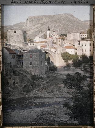 RECORD DATE NOT STATED Mostar, Bosnia and Herzegovina The Pont and the Orthodox Church , 1912 - Balkans, Italy - Jean Brunhes and Auguste LÃ on - (October 13 - 27) (French - ï»¿Mostar , Bosnie-HerzÃ govine Le pont et l Eglise Orthodoxe). River, civil engineering, bell tower, housing, hydrography, fortified architecture, Middle Ages, fortifications, agglomeration panorama, bridge, Habitat , architecture, nature , environment, art, Bosnia, Mostar, the Pont and the Orthodox Church Copyright: xpiemagsx AKahnlpie020223-6379 !ACHTUNG AUFNAHMEDATUM GESCHÄTZT!