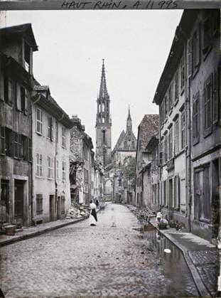 RECORD DATE NOT STATED Thann, Haut-Rhin, Alsace, France a street after the passage of an airplane , 1917 - Alsace - Paul Castelnau (photographic section of the armies) - (June) (French - ï»¿Thann , Haut-Rhin , Alsace , France Une rue au passage d un avion). Airplane, street scene, ruins, front, bombardment, street , neighborhood, Daily life, First World War, Habitat , Architecture, France, Thann, a street (after an airplane) Copyright: xpiemagsx AKahnlpie020223-13532 !ACHTUNG AUFNAHMEDATUM GESCHÄTZT!