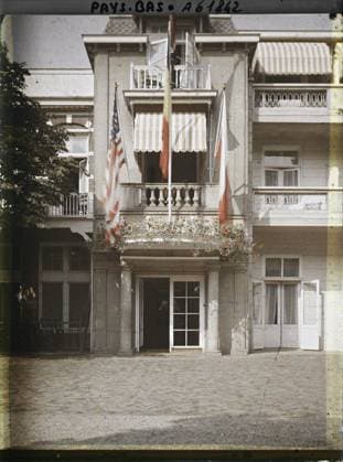 RECORD DATE NOT STATED Schevengue, The Hague, the Netherlands the White Brug hotel , 1929 - Netherlands - StÃ phane Passet - (August 17-31) (French - ï»¿Scheveningue , La Haye , Pays-Bas L hÃ tel White Brug). Commercial architecture, diplomacy, peace, repairs, restoration , hotel, flag, Habitat , architecture, international relations, First World War, economic activity, Hollande, La Haye, HÃ tel White Use Copyright: xpiemagsx AKahnlpie020223-17678 !ACHTUNG AUFNAHMEDATUM GESCHÄTZT!
