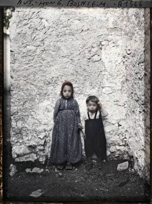 RECORD DATE NOT STATED Mostar, Bosnia and Herzegovina a little Turkish and a Christian , 1912 - Balkans, Italy - Jean Brunhes and Auguste LÃ on - (October 13 - 27) (French - ï»¿Mostar , Bosnie-HerzÃ govine Une petite Turque et un ChrÃ tien). Christianity, child, portrait, Religion, human beings, Bosnia, Mostar, a little Turkish and a Christian Copyright: xpiemagsx AKahnlpie020223-6378 !ACHTUNG AUFNAHMEDATUM GESCHÄTZT!