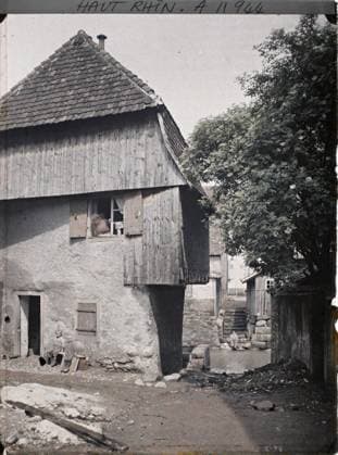 RECORD DATE NOT STATED Masevaux, Haut-Rhin, Alsace, France allele on Doller , 1917 - Alsace - Paul Castelnau (photographic section of the armies) - (June) (French - ï»¿Masevaux , Haut-Rhin , Alsace , France Ruelle sur la Doller). Work scene, river, child, housing, street scene, laundry, domestic life, front, street , neighborhood, wash house, Daily life, human beings, Habitat , Architecture, First World War, France, Massevaux, alley on doller Copyright: xpiemagsx AKahnlpie020223-13482 !ACHTUNG AUFNAHMEDATUM GESCHÄTZT!