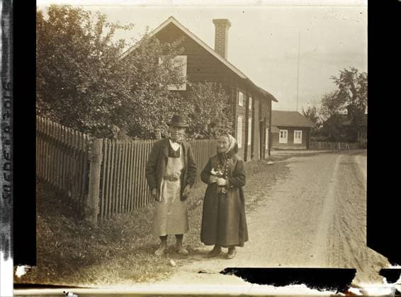 RECORD DATE NOT STATED Gagnef, Upper Tjärna, Suede Nisesmor, Dite Aussi Kari-Mostrum, a Compagnie de Son Ã poux , 1910 - Voyage of Albert Kahn and Auguste LÃ on in Scandinavia - (August 9 - September 14) (French - ï»¿Gagnef , Övre Tjärna , Suede Nisesmor , dite aussi Kari-moster , en compagnie de son Ã poux). Woman, costume, rural life, portrait, home, street , neighborhood, hairdressing , headgear, man, Human beings, clothing, daily life, habitat , architecture, Old couple Gagnef Copyright: xpiemagsx AKahnlpie020223-3783 !ACHTUNG AUFNAHMEDATUM GESCHÄTZT!