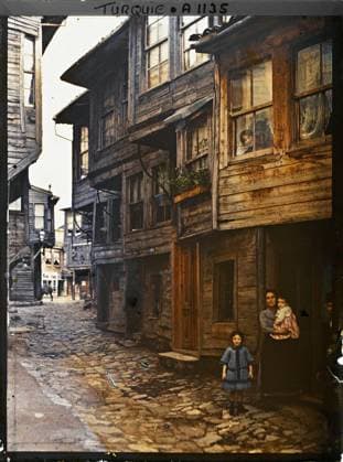 RECORD DATE NOT STATED Constantinople (current Istanbul), Turkey woman and girls in the Jewish district , 1912 - Turkey - StÃ phane Passet - (September) (French - ï»¿Constantinople ( actuelle Istanbul ) , Turquie Femme et fillettes dans le quartier juif). Woman, Judaism, Child, Housing, Street , Quartier, Human beings, religion, housing , architecture, Turkey, Constantinople, Jewish district Copyright: xpiemagsx AKahnlpie020223-5005 !ACHTUNG AUFNAHMEDATUM GESCHÄTZT!