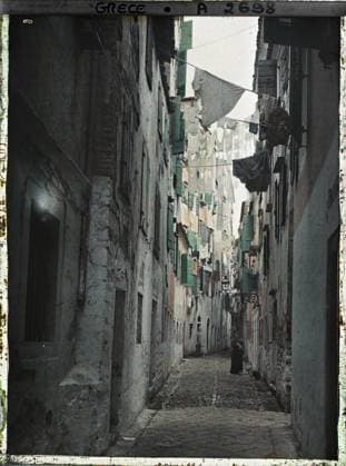 RECORD DATE NOT STATED Corfu, Greece an alley. Linen dry between buildings , 1913 - Balkans, Italy - Jean Brunhes and Auguste LÃ on - (September - October 23) (French - ï»¿Corfou , Grece Une ruelle. Du linge sechent entre les bÃ¢timents). Domestic object, paved road, laundry, street , neighborhood, Daily life, Habitat , Architecture, Greece, Corfu, a narrow street with windows at the windows Copyright: xpiemagsx AKahnlpie020223-3516 !ACHTUNG AUFNAHMEDATUM GESCHÄTZT!