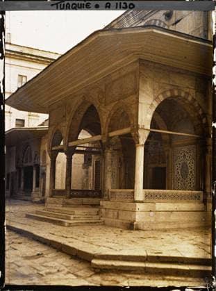 RECORD DATE NOT STATED Constantinople (current Istanbul), Turkey Entrance to the Türbe (mausoleum) of the Sultan Süleyman in the cemetery of the Süleymanye Camii ( Mosque of Soliman-le-Magnifique ) , 1912 - Turkey - StÃ phane Passet - (September) (French - ï»¿Constantinople ( actuelle Istanbul ) , Turquie EntrÃ e du türbe ( mausolÃ e ) du sultan Süleyman dans le cimetiere de la Süleymaniye Camii ( Â«mosquÃ e de Soliman-le-MagnifiqueÂ» )). Tomb, funeral architecture, Islam, exists in high definition, religious or votive inscription, Habitat , Architecture , Religion , HD , Inscription , information, Turkey, Constantinople, entrance to the tomb of Sultan SÃ liman Copyright: xpiemagsx AKahnlpie020223-4977 !ACHTUNG AUFNAHMEDATUM GESCHÄTZT!