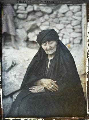 RECORD DATE NOT STATED Jerusalem, Palestine old woman from AS-Salt tattooed at Indigo , 1918 - Near East, Egypt, Palestine, Cyprus - Paul Castelnau (photographic section of the armies) - (January 9 -October 6) (French - ï»¿JÃ rusalem , Palestine Vieille femme d As-Salt tatouÃ e Ã l indigo). Woman, costume, ethnic minority, Bedouin, Islam, portrait, tattoo, jewelry, hairstyle , headgear, Human beings, clothing, society, religion, Palestine, Jerusalem, wife of El-Salt Copyright: xpiemagsx AKahnlpie020223-4172 !ACHTUNG AUFNAHMEDATUM GESCHÄTZT!