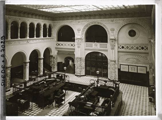 RECORD DATE NOT STATED Stockholm, Sweden Hall of Reception and Guiches of the Sweden Bank , 1910 - Voyage of Albert Kahn and Auguste LÃ on in Scandinavia - (August 9 - September 14) (French - ï»¿Stockholm , Suede Hall d accueil et guichets de la Banque de Suede). Interior view, sculpture, public civil architecture, banking , finance, furniture, lamp, arc , arcade , arceau, man, Habitat , architecture, art, economic activity, human beings, On the checkered plate. Sweden, Stockholm, Palme Bank in Stockholm Copyright: xpiemagsx AKahnlpie020223-5253 !ACHTUNG AUFNAHMEDATUM GESCHÄTZT!
