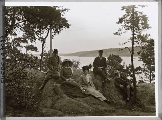 RECORD DATE NOT STATED Saltsjöbaden, Sweden Johan-Henrik Palme accompanied by family members , 1910 - Voyage of Albert Kahn and Auguste LÃ on in Scandinavia - (August 9 - September 14) (French - ï»¿Saltsjöbaden , Suede Johan-Henrik Palme accompagnÃ de membres de sa famille). Landscape, woman, costume, group portrait, man, Nature , Environment, human beings, clothing, Saltsjöbaden, Groupe Famille Palme Ã Saltsjöbaden Copyright: xpiemagsx AKahnlpie020223-5250 !ACHTUNG AUFNAHMEDATUM GESCHÄTZT!
