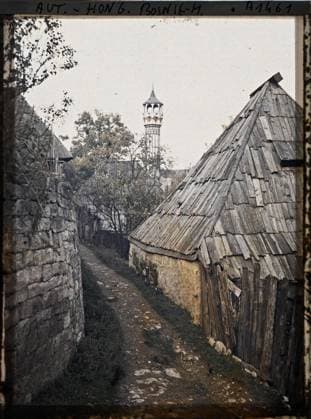 RECORD DATE NOT STATED Jajce, Bosnia and Herzegovina A mosque near Kastel the fortress painted green up to the top , 1912 - Balkans, Italy - Jean Brunhes and Auguste LÃ on - (October 13 - 27) (French - ï»¿Jajce , Bosnie-HerzÃ govine Une mosquÃ e pres de Kastel la forteresse peinte en vert jusqu en haut). Roof, Islam, minaret, home, street , neighborhood, religious architecture, Religion , Habitat , Architecture, Bosnia, Jajce, a mosque near Kastel painted green up to the top Copyright: xpiemagsx AKahnlpie020223-6306 !ACHTUNG AUFNAHMEDATUM GESCHÄTZT!