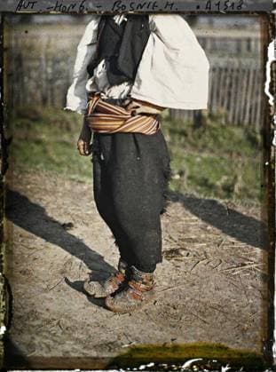 RECORD DATE NOT STATED Surroundings of Sarajevo, Bosnia and Herzegovina Its Boats and Shoes from a Serbian peasant , 1912 - Balkans, Italy - Jean Brunhes and Auguste LÃ on - (October 13 - 27) (French - ï»¿Environs de Sarajevo , Bosnie-HerzÃ govine Ses chausses et chaussures d un paysan serbe ). Costume, shoe, peasant, belt, man, Clothing, human beings, Bosnia, Sarajevo, its shoes and shoes Copyright: xpiemagsx AKahnlpie020223-6355 !ACHTUNG AUFNAHMEDATUM GESCHÄTZT!