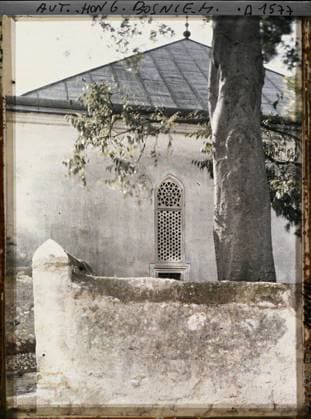 RECORD DATE NOT STATED Mostar, Bosnia and Herzegovina Mosque Window in openwork stone , 1912 - Balkans, Italy - Jean Brunhes and Auguste LÃ on - (October 13 - 27) (French - ï»¿Mostar , Bosnie-HerzÃ govine FenÃªtre de MosquÃ e en pierre ajourÃ e). Islam, sculpture, decorative arts, sculpted decor, mosque, religious architecture, Religion , Art , Habitat , Architecture, Bosnia, Mostar, openwork stone mosque window Copyright: xpiemagsx AKahnlpie020223-6401 !ACHTUNG AUFNAHMEDATUM GESCHÄTZT!