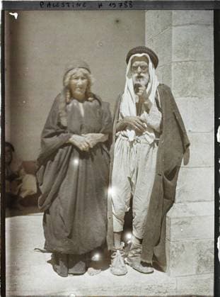 RECORD DATE NOT STATED Jerusalem, Palestine old couple of Bedouins , 1918 - Near East, Egypt, Palestine, Cyprus - Paul Castelnau (photographic section of the armies) - (January 9 -October 6) (French - ï»¿JÃ rusalem , Palestine Vieux couple de bÃ douins). Woman, costume, ethnic minority, Bedouin, Islam, group portrait, portrait, pipe, hairstyle , headgear, man, Human beings, clothing, society, religion, Palestine, Jerusalem, old couple from El-Salt Copyright: xpiemagsx AKahnlpie020223-331 !ACHTUNG AUFNAHMEDATUM GESCHÄTZT!
