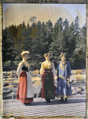 RECORD DATE NOT STATED Alvkarleby, Sweden Three women in folk costumes, inspired by traditional outfits , 1910 - Voyage of Albert Kahn and Auguste LÃ on in Scandinavia - (August 9 - September 14) (French - ï»¿Alvkarleby , Suede Trois femmes en costumes folkloriques , inspirÃ s de tenues traditionnelles). Woman, costume, river, group portrait, hydrography, hairstyle , headgear, Human beings, clothing, nature , environment, Elfkarleo Copyright: xpiemagsx AKahnlpie020223-5265 !ACHTUNG AUFNAHMEDATUM GESCHÄTZT!