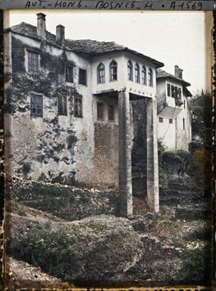 RECORD DATE NOT STATED Mostar, Bosnia and Herzegovina Bords de la Neretva , 1912 - Balkans, Italy - Jean Brunhes and Auguste LÃ on - (October 13 - 27) (French - ï»¿Mostar , Bosnie-HerzÃ govine Bords de la Neretva). Column, home, balcony , loggia, Habitat , Architecture, Bosnie, Mostar, edges of the Narenta Copyright: xpiemagsx AKahnlpie020223-6397 !ACHTUNG AUFNAHMEDATUM GESCHÄTZT!