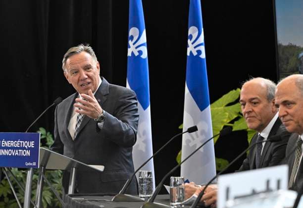 February 2, 2023, QUEBEC, PQ, Canada: Quebec Premier Francois Legault announces the implantation of a green hydrogen train in the Charlevoix region, Thursday, February 2, 2023, in Quebec City. Groupe Le Massif Claude Choquette, centre, and Quebec Economy and Innovation Minister Pierre Fitzgibbon, right, look on. QUEBEC Canada  - ZUMAc35_ 20230202_zaf_c35_033 Copyright: xJacquesxBoissinotx